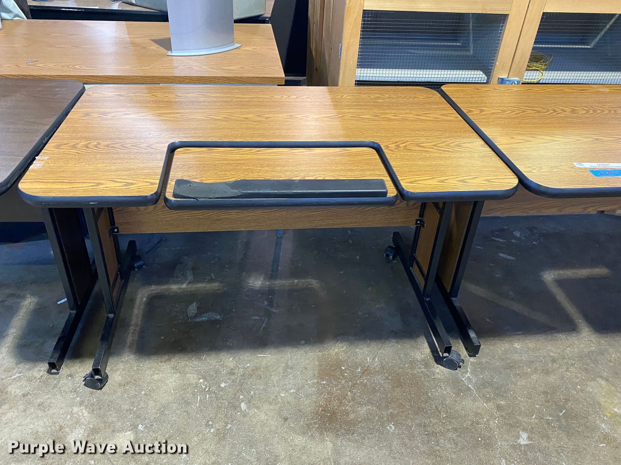 (4) desks in Tulsa, OK Item JA9097 sold Purple Wave