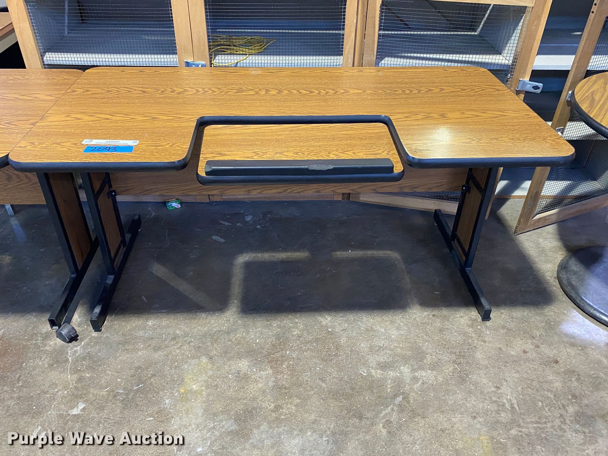 (4) desks in Tulsa, OK Item JA9097 sold Purple Wave