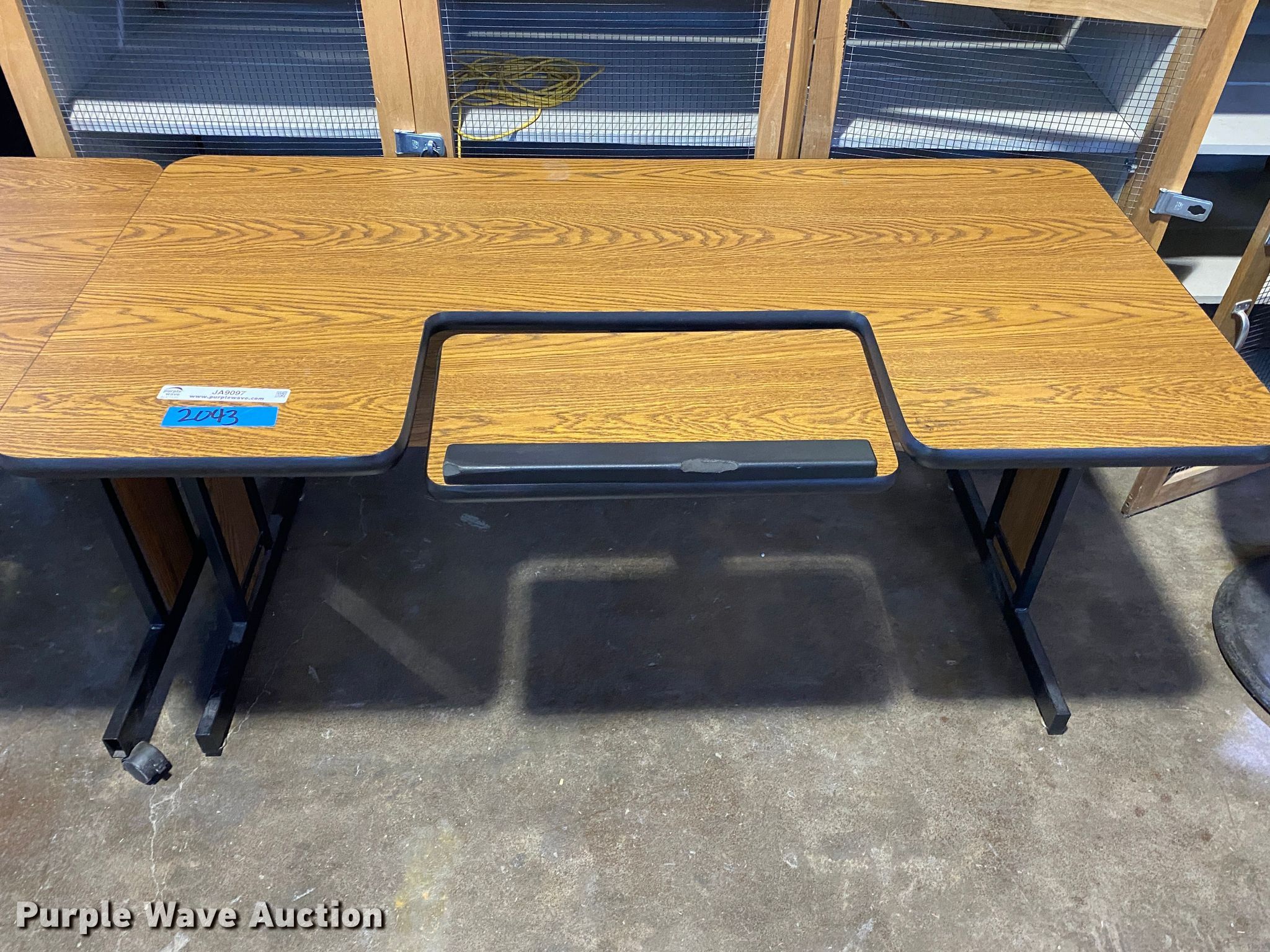 (4) desks in Tulsa, OK Item JA9097 sold Purple Wave