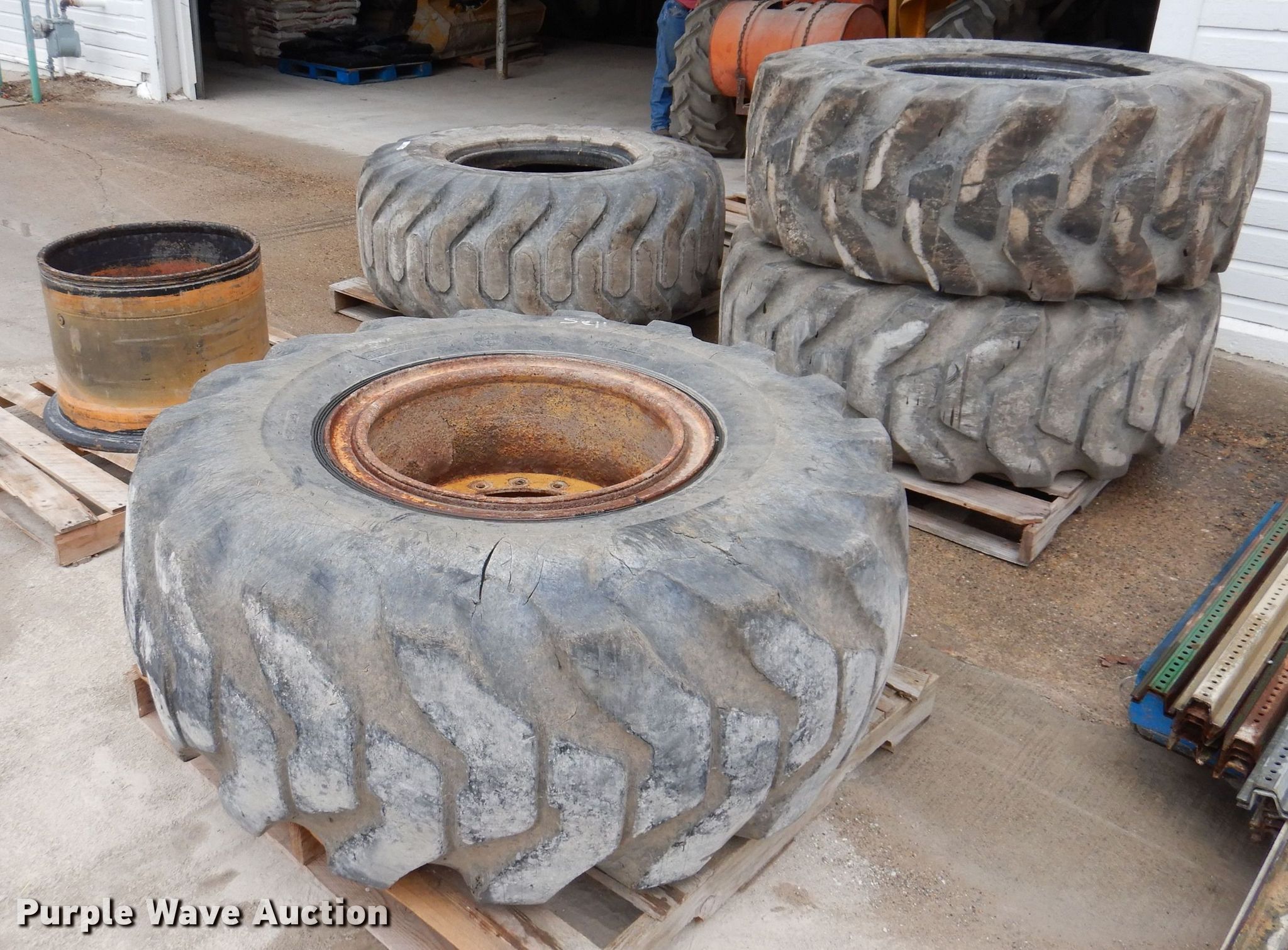 (4) 20.525 tires and wheels in Knoxville, IA Item KP9402 sold