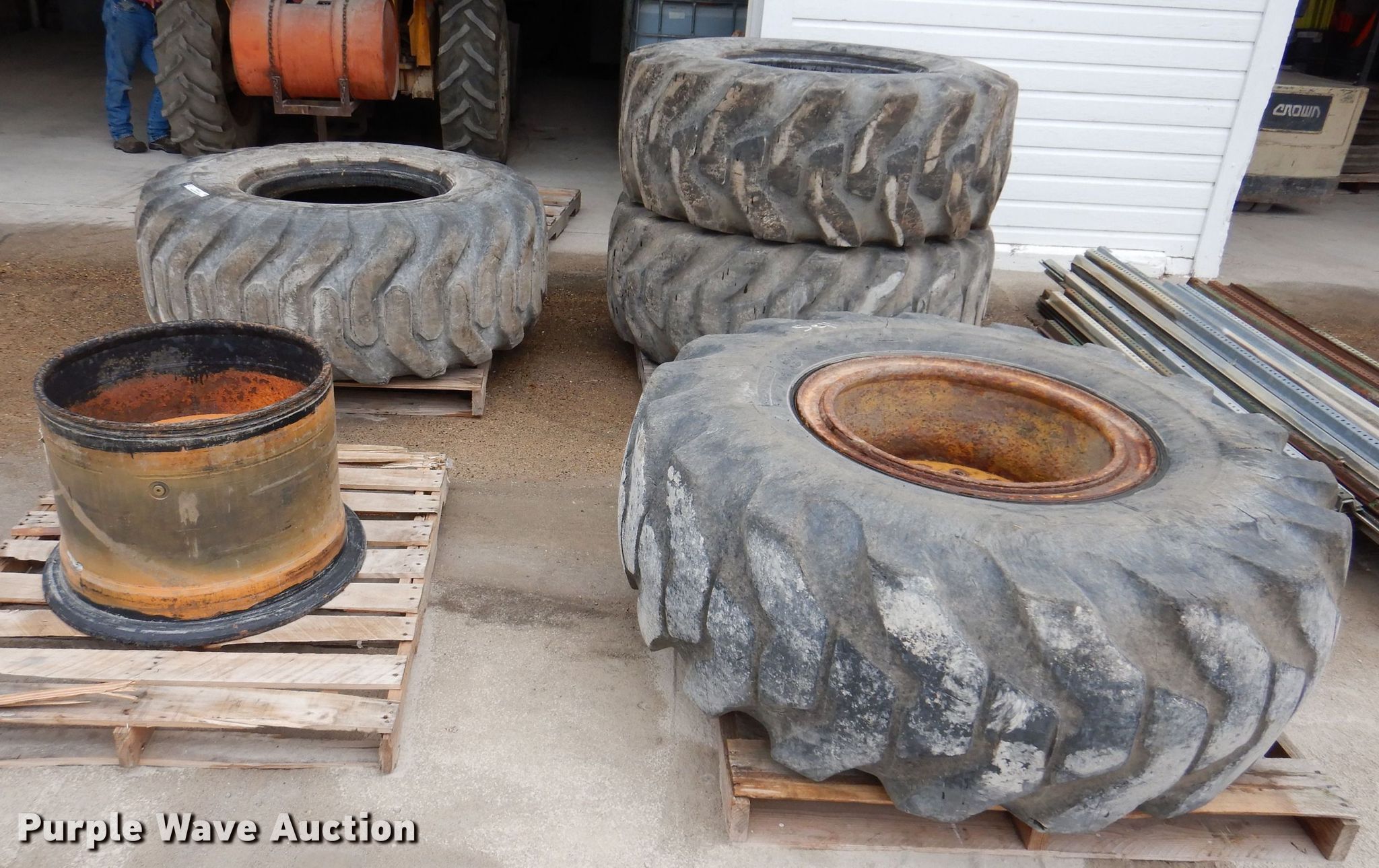 (4) 20.525 tires and wheels in Knoxville, IA Item KP9402 sold