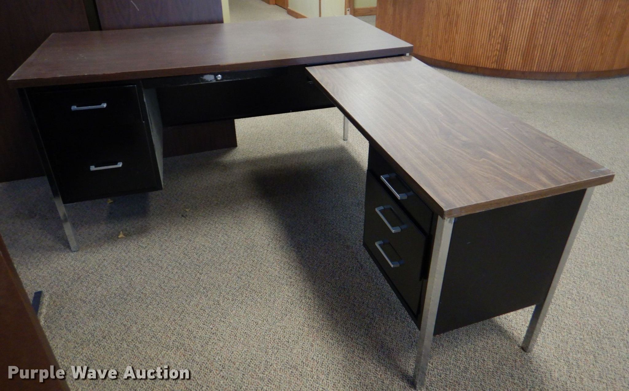 (8) desks in Fort Smith, AR Item LS9856 sold Purple Wave