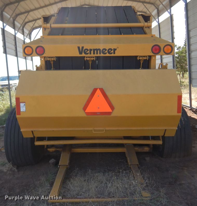 image for item DB7819 Vermeer 605 Super M  round baler