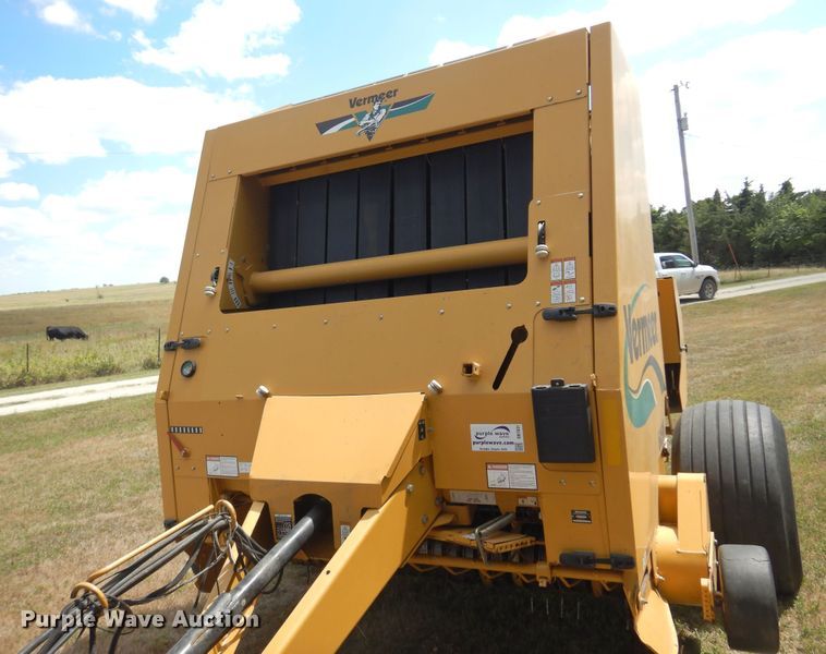 image for item DB7831 2005 Vermeer 605M  round baler