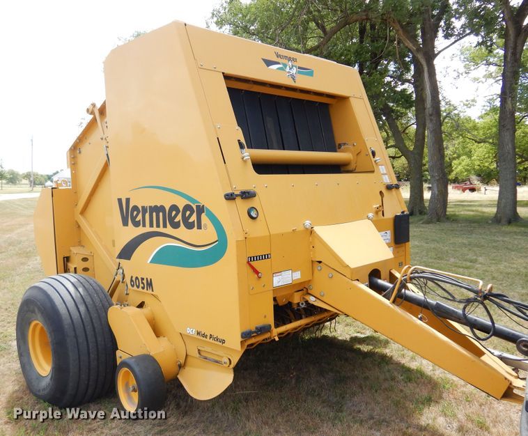 image for item DB7831 2005 Vermeer 605M  round baler