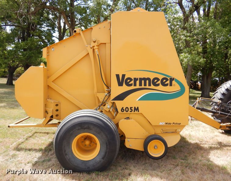 image for item DB7831 2005 Vermeer 605M  round baler