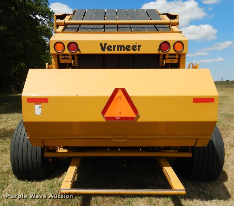 image for item DB7831 2005 Vermeer 605M  round baler