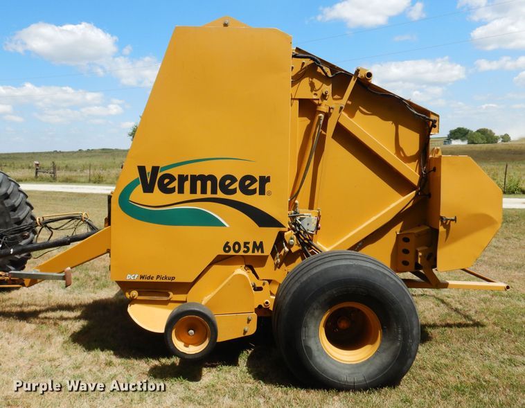 image for item DB7831 2005 Vermeer 605M  round baler