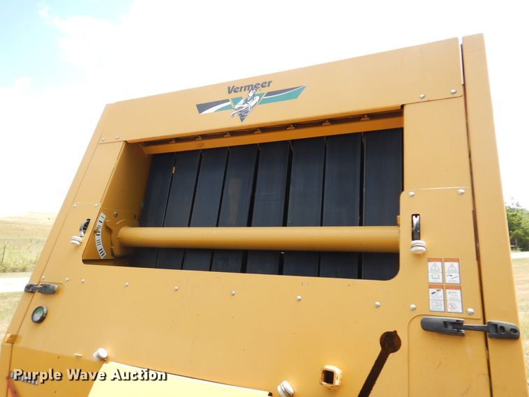 image for item DB7831 2005 Vermeer 605M  round baler