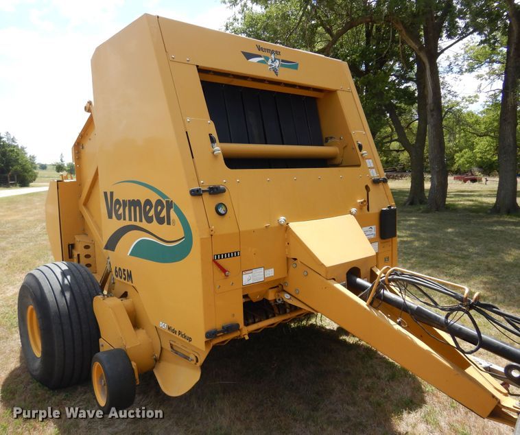 image for item DB7831 2005 Vermeer 605M  round baler