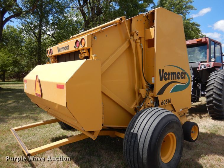 image for item DB7831 2005 Vermeer 605M  round baler