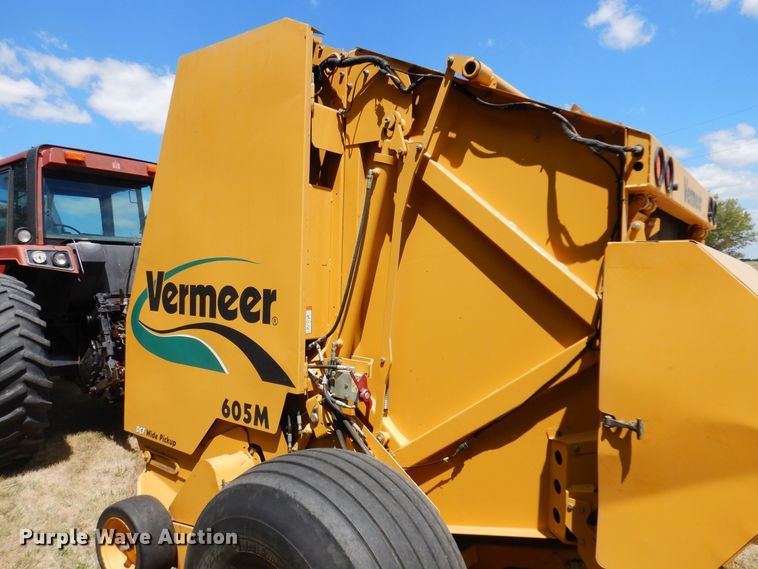 image for item DB7831 2005 Vermeer 605M  round baler