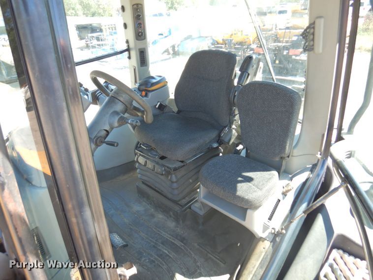 image for item DQ9213 2005 Caterpillar Challenger MT845  tractor