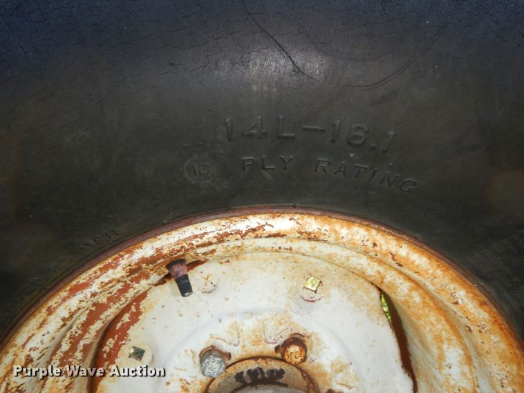 image for item DS1361 1974 Massey Ferguson 1135  tractor