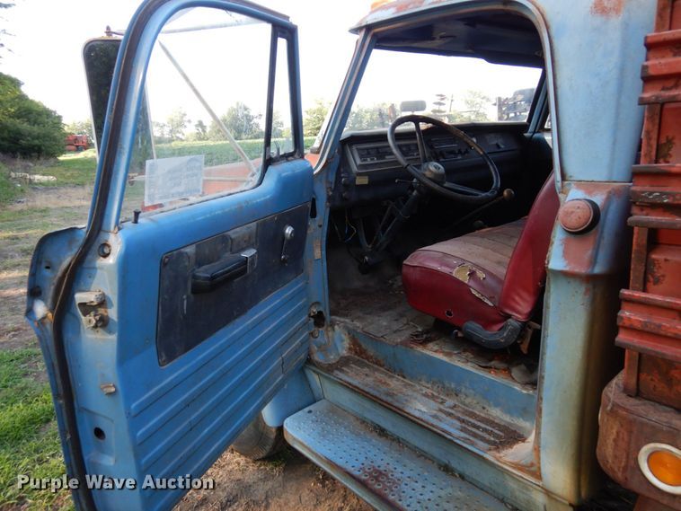 image for item DS1366 1973 Dodge D600  grain truck
