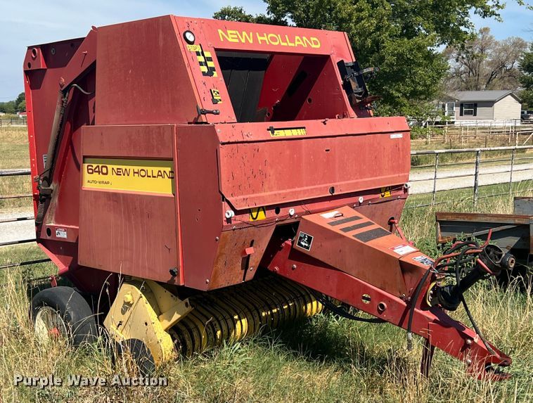image for item IA9015 1993 New Holland 640  round baler