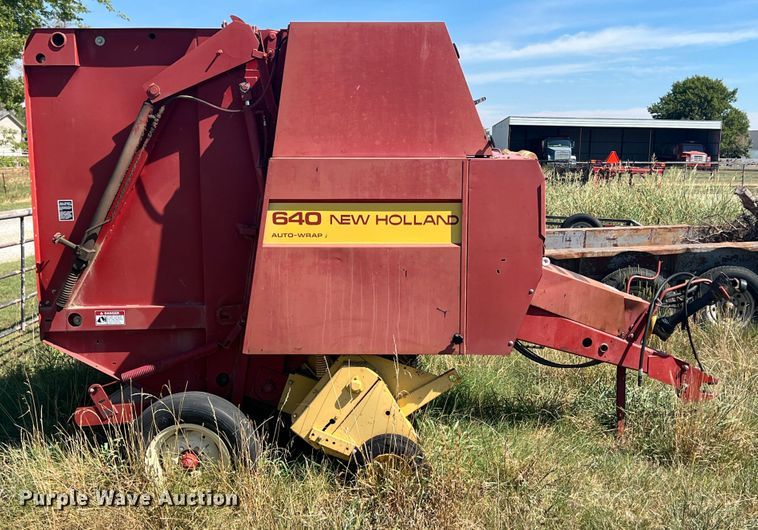image for item IA9015 1993 New Holland 640  round baler