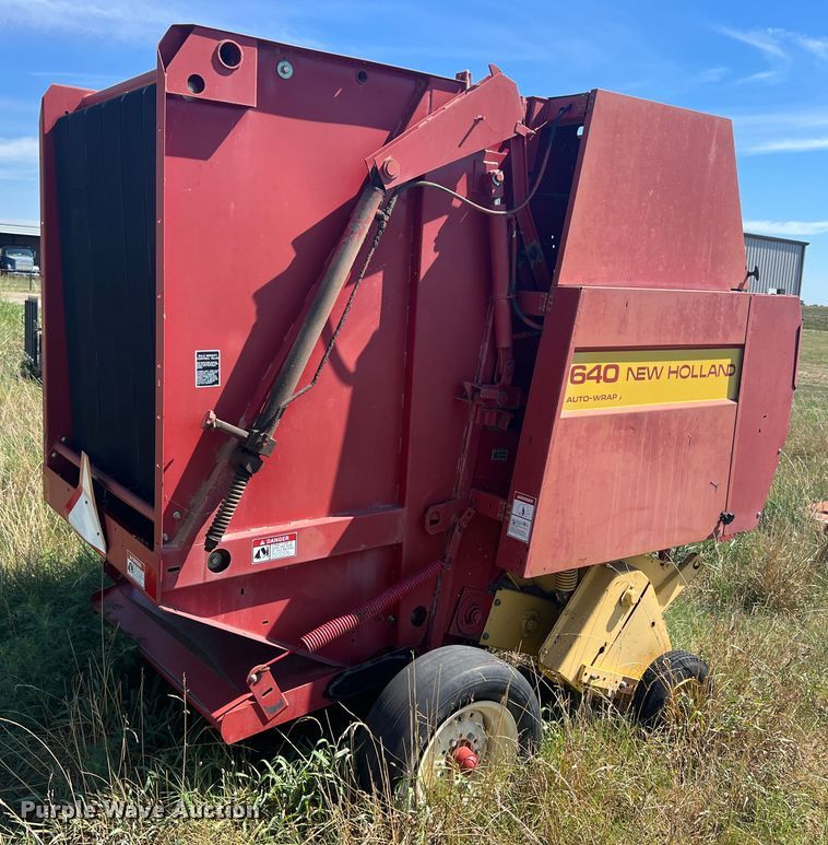 image for item IA9015 1993 New Holland 640  round baler
