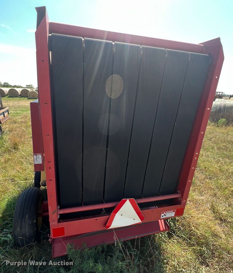 image for item IA9015 1993 New Holland 640  round baler