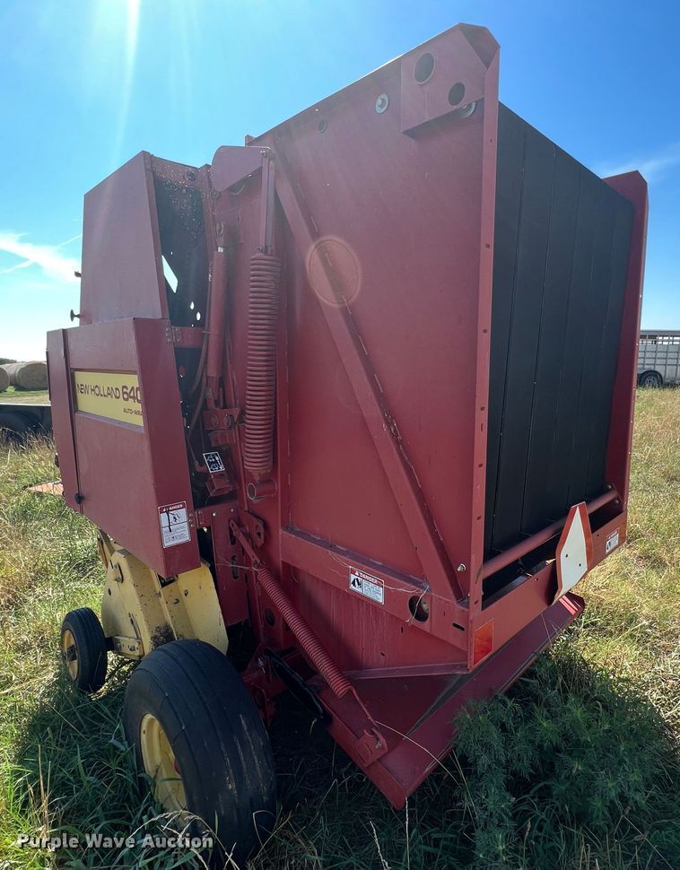 image for item IA9015 1993 New Holland 640  round baler