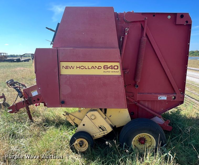 image for item IA9015 1993 New Holland 640  round baler