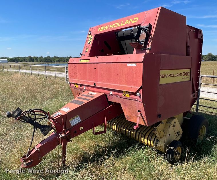 image for item IA9015 1993 New Holland 640  round baler