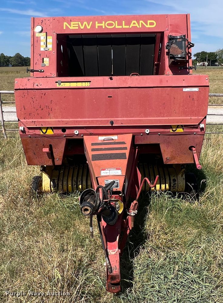 image for item IA9015 1993 New Holland 640  round baler
