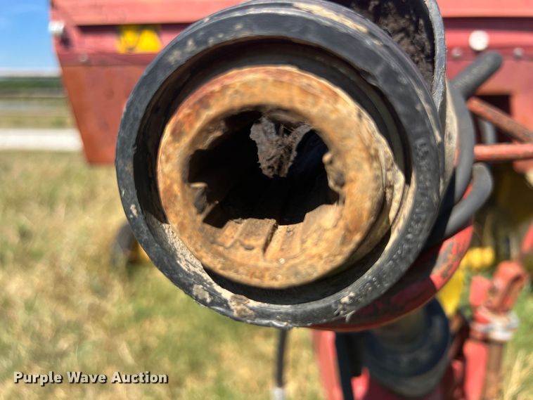 image for item IA9015 1993 New Holland 640  round baler