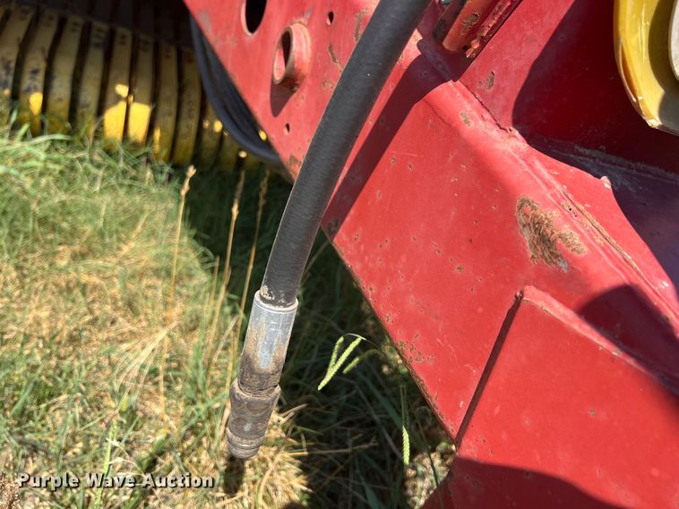 image for item IA9015 1993 New Holland 640  round baler