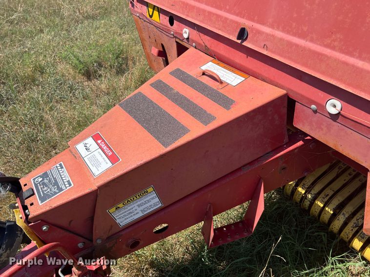 image for item IA9015 1993 New Holland 640  round baler