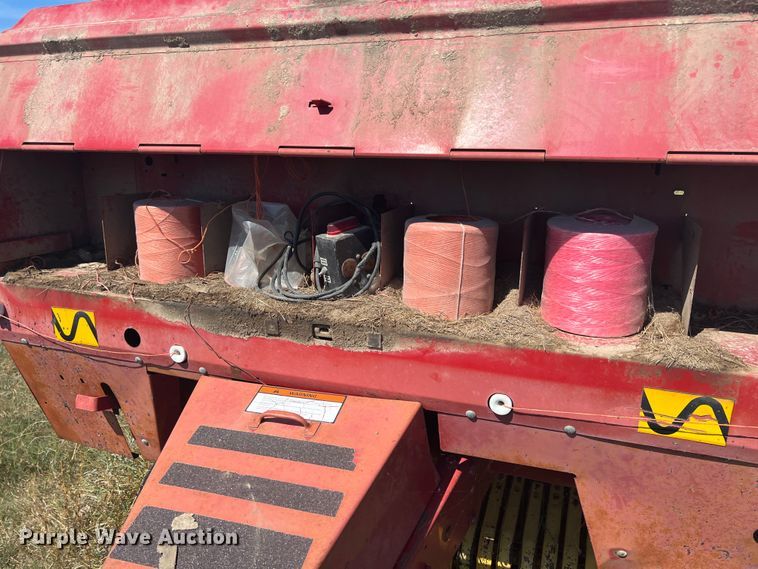 image for item IA9015 1993 New Holland 640  round baler