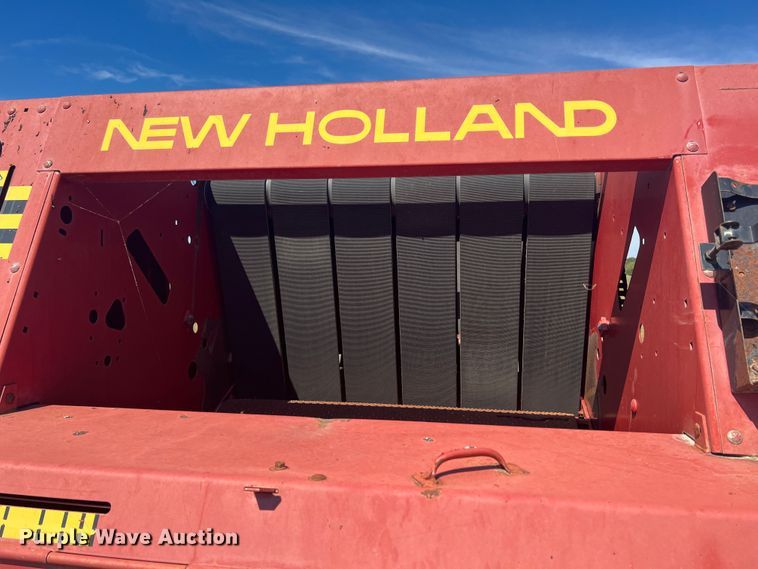 image for item IA9015 1993 New Holland 640  round baler