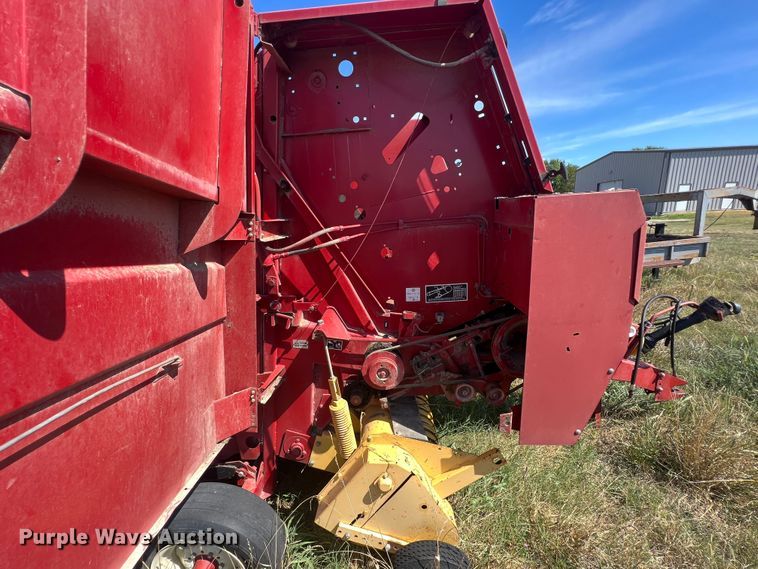 image for item IA9015 1993 New Holland 640  round baler