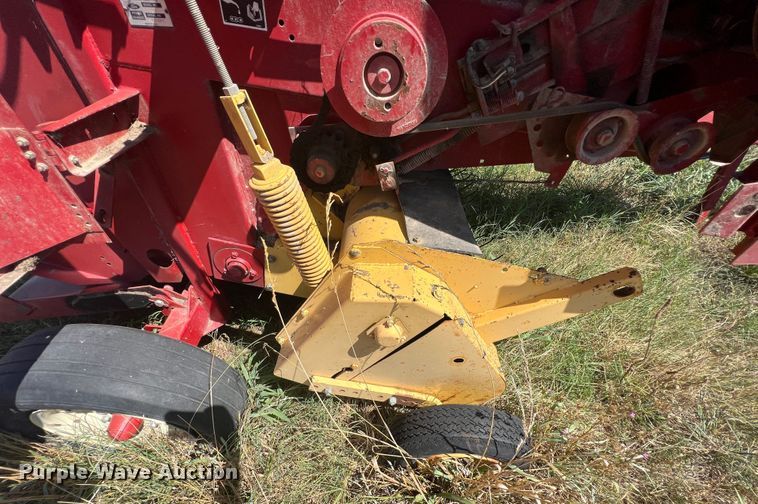 image for item IA9015 1993 New Holland 640  round baler
