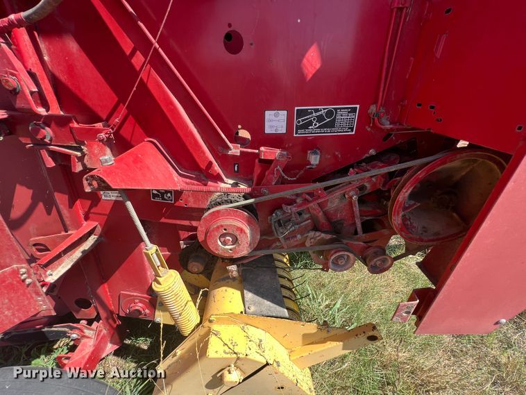 image for item IA9015 1993 New Holland 640  round baler