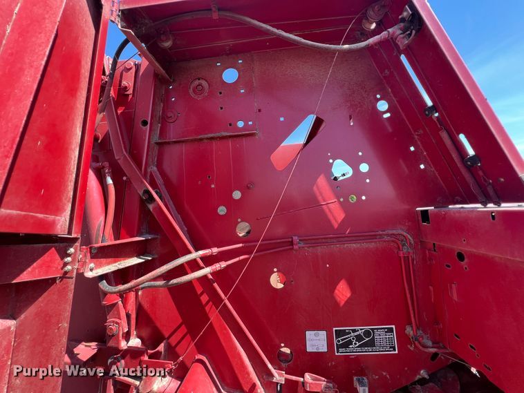 image for item IA9015 1993 New Holland 640  round baler