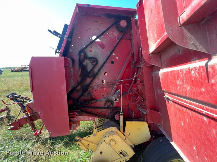 image for item IA9015 1993 New Holland 640  round baler