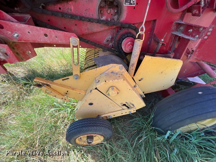 image for item IA9015 1993 New Holland 640  round baler