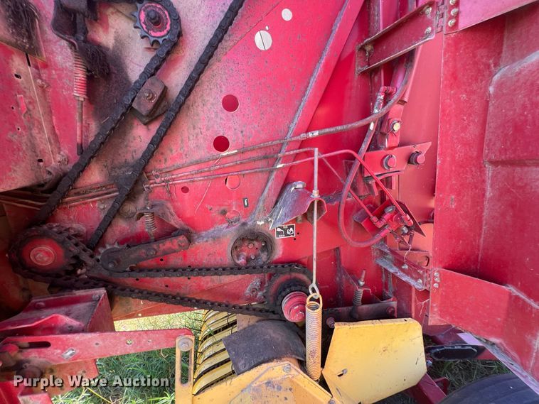 image for item IA9015 1993 New Holland 640  round baler