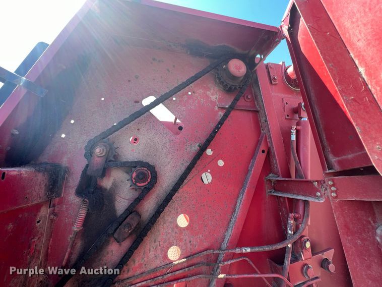 image for item IA9015 1993 New Holland 640  round baler