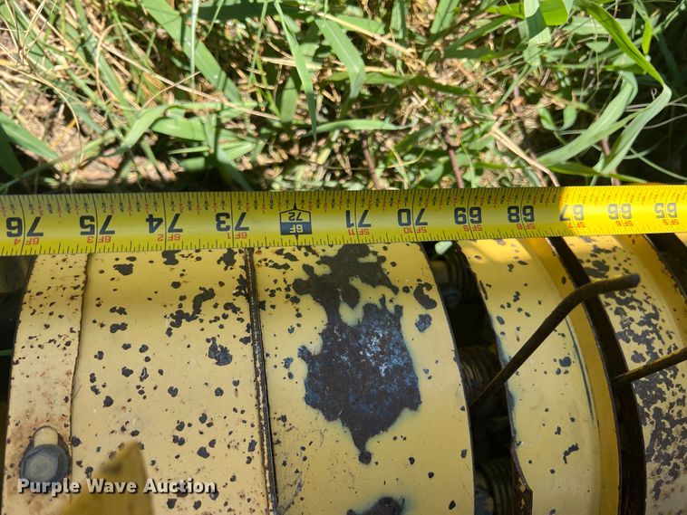 image for item IA9015 1993 New Holland 640  round baler