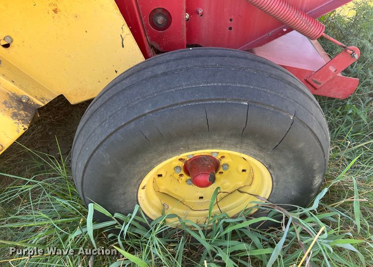 image for item IA9015 1993 New Holland 640  round baler