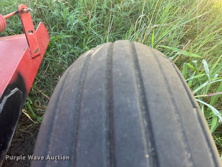 image for item IA9015 1993 New Holland 640  round baler