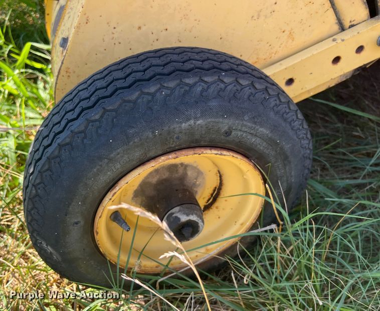 image for item IA9015 1993 New Holland 640  round baler