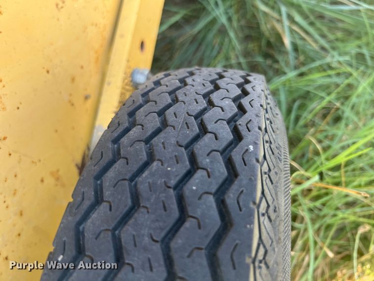 image for item IA9015 1993 New Holland 640  round baler