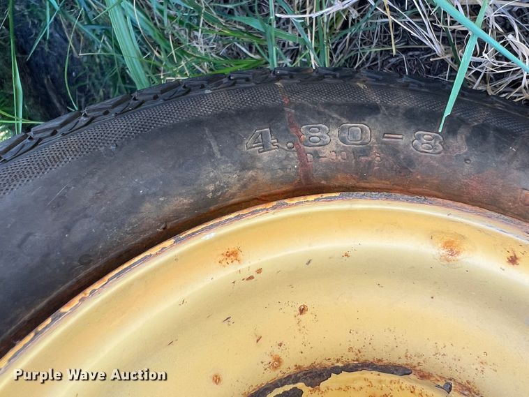 image for item IA9015 1993 New Holland 640  round baler