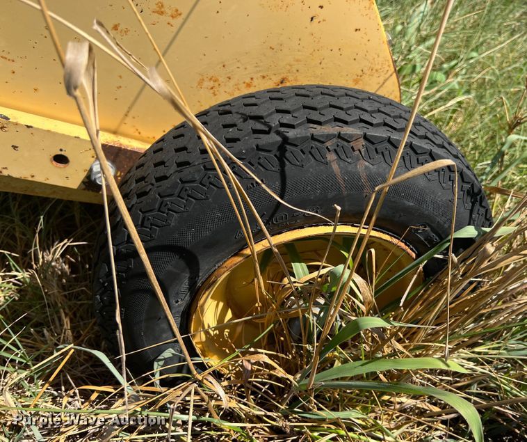 image for item IA9015 1993 New Holland 640  round baler