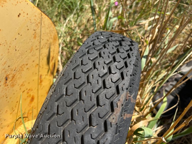 image for item IA9015 1993 New Holland 640  round baler