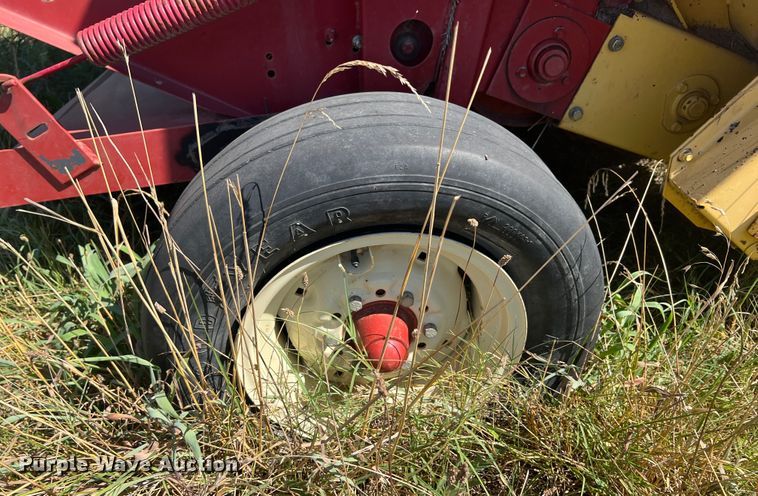 image for item IA9015 1993 New Holland 640  round baler