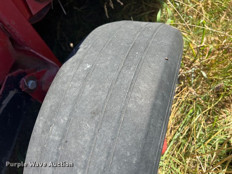 image for item IA9015 1993 New Holland 640  round baler